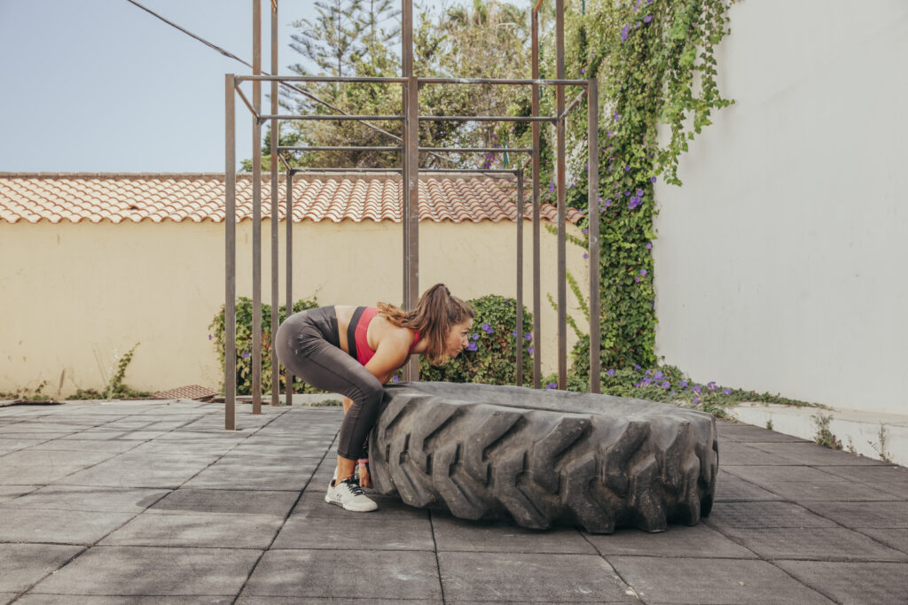 Femme en plein exercice de musculation